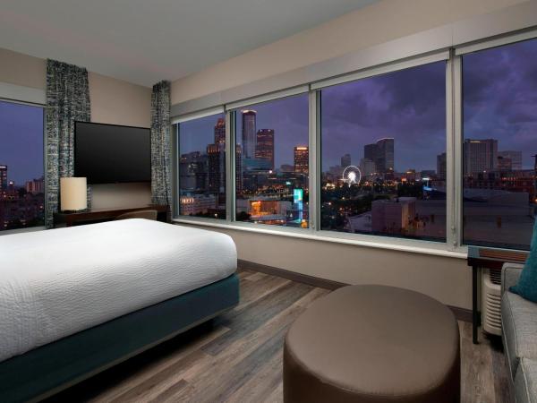 SpringHill Suites by Marriott Atlanta Downtown : photo 2 de la chambre suite lit king-size 1 chambre avec canapé-lit - vue sur ville