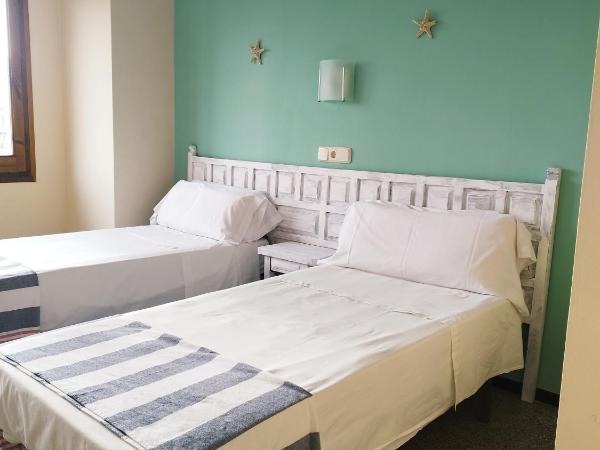 Hostal Santa Ana : photo 1 de la chambre chambre familiale