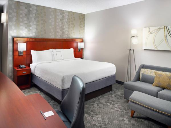 Courtyard by Marriott Perimeter Center : photo 1 de la chambre chambre lit king-size avec canapé-lit