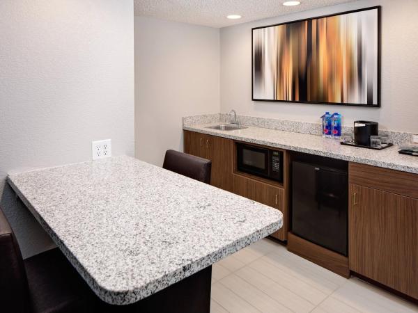 Courtyard by Marriott Fort Lauderdale North/Cypress Creek : photo 7 de la chambre suite 1 chambre lit king-size - non-fumeurs