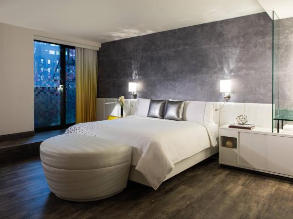 Renaissance New York Times Square Hotel by Marriott : photo 2 de la chambre chambre lit king-size avec balcon times square