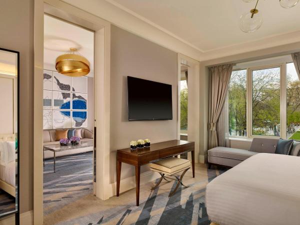 The Ritz-Carlton, Budapest : photo 9 de la chambre suite exécutive 1 chambre avec lit king-size et canapé-lit - vue sur parc ou ville