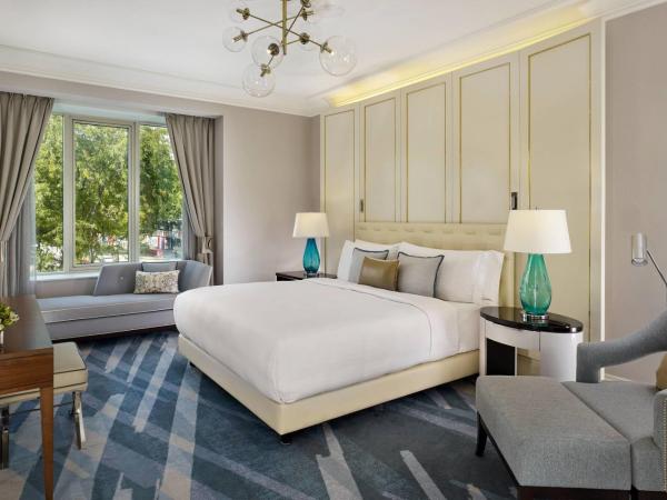The Ritz-Carlton, Budapest : photo 2 de la chambre suite exécutive 1 chambre avec lit king-size et canapé-lit - vue sur parc ou ville