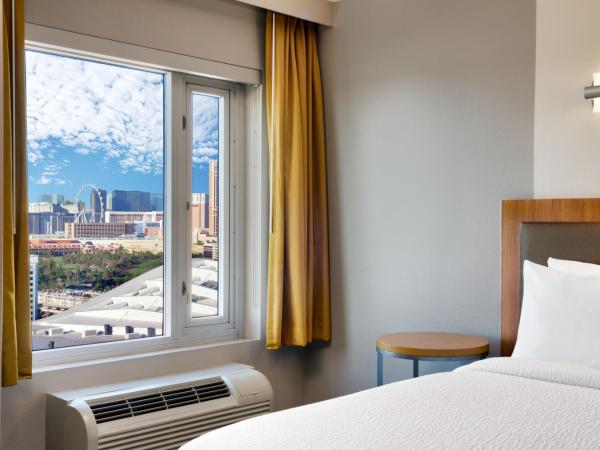 SpringHill Suites by Marriott Las Vegas Convention Center : photo 1 de la chambre studio lit king-size avec lit gigogne - vue sur ville