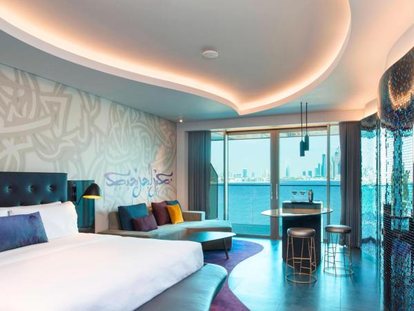 W Dubai - The Palm : photo 4 de la chambre spectacular room, guest room, 1 king, sofa bed, skyline view - access to aether bar, includes free flow of selected drinks from 4 pm-7 pm