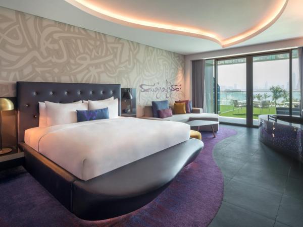W Dubai - The Palm : photo 1 de la chambre spectacular terrace room, guest room, king, sofa bed - access to aether bar, includes free flow of selected drinks from 4 pm-7 pm