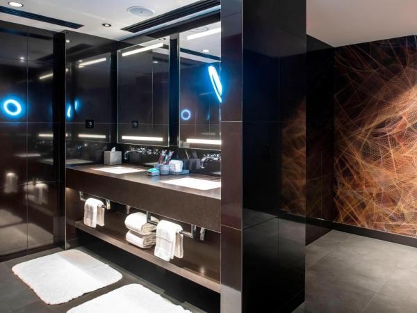 W Dubai - The Palm : photo 5 de la chambre fantastic suite, 1 bedroom suite, 1 king, balcony - access to aether bar, includes free flow of selected drinks from 4 pm-7 pm