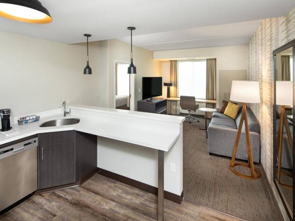 Residence Inn by Marriott Toronto Mississauga West : photo 4 de la chambre suite 1 chambre avec 1 lit king-size et canapé-lit