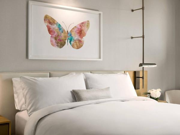 JW Marriott Parq Vancouver : photo 2 de la chambre chambre lit king-size - vue sur l'eau