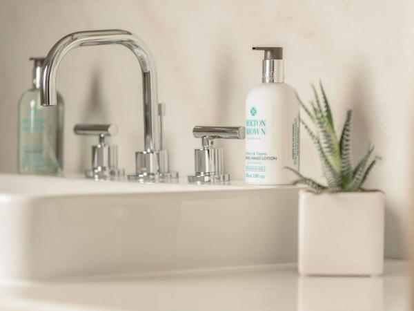 JW Marriott Parq Vancouver : photo 9 de la chambre chambre lit king-size - vue sur l'eau