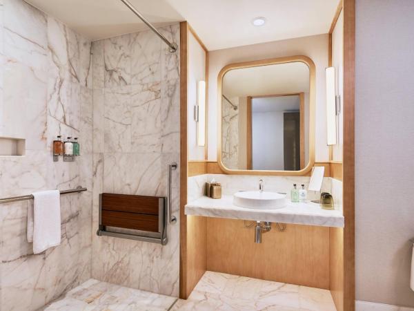 JW Marriott Parq Vancouver : photo 5 de la chambre chambre lit king-size - vue sur l'eau