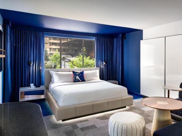 W Toronto : photo 1 de la chambre chambre lit king-size merveilleux - vue sur cour