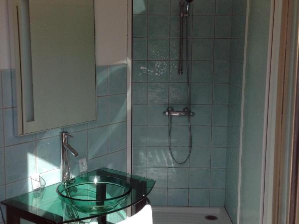 La Rapière : photo 4 de la chambre chambre double - vue sur ville médiévale