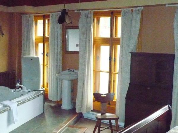 L'intendant : photo 1 de la chambre chambre lit king-size avec baignoire spa