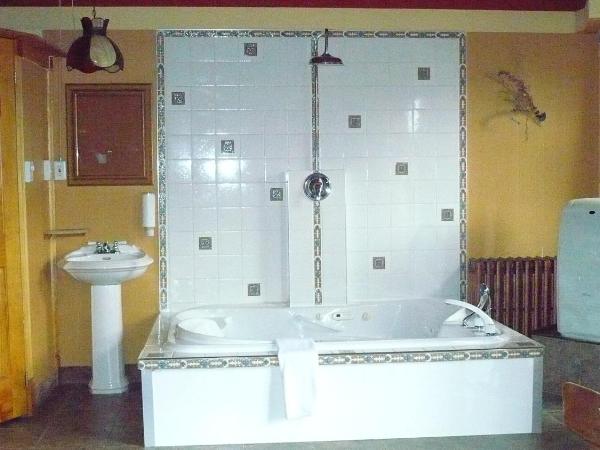 L'intendant : photo 2 de la chambre chambre lit king-size avec baignoire spa