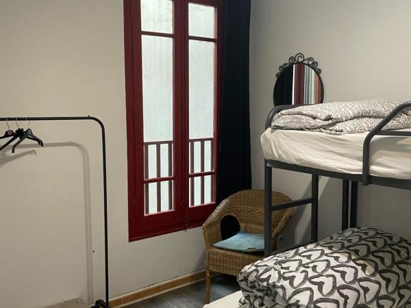 Tarragona Hostel : photo 3 de la chambre chambre triple basique avec salle de bains commune