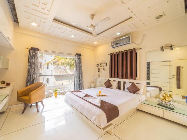 Coliwo Deux - Chandan Nagar : photo 1 de la chambre chambre lit king-size avec balcon