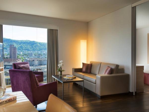 Renaissance Zurich Tower Hotel : photo 10 de la chambre suite exécutive lit king-size avec canapé-lit - accès au salon club