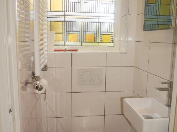 Xaviera's Bed and Breakfast : photo 4 de la chambre chambre lit king-size avec salle de bains privative