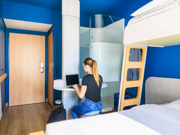 Ibis budget Lausanne-Bussigny : photo 2 de la chambre chambre triple avec 1 lit double et 1 lit superposé