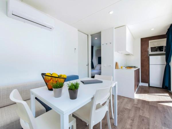 Maistra Camping Polari Mobile homes : photo 6 de la chambre mobile home 2 chambres confort