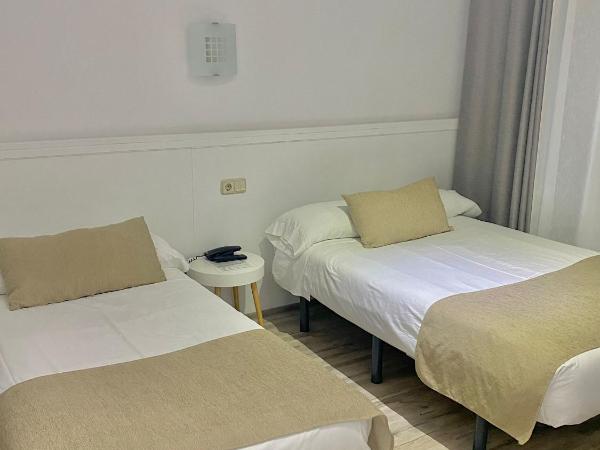 Pensión Residencia Fornos : photo 4 de la chambre chambre lits jumeaux