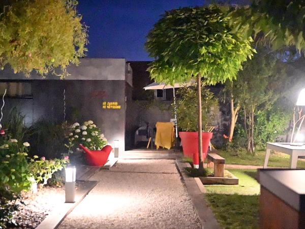 Le jardin de Séverine : photo 3 de la chambre studio - vue sur piscine