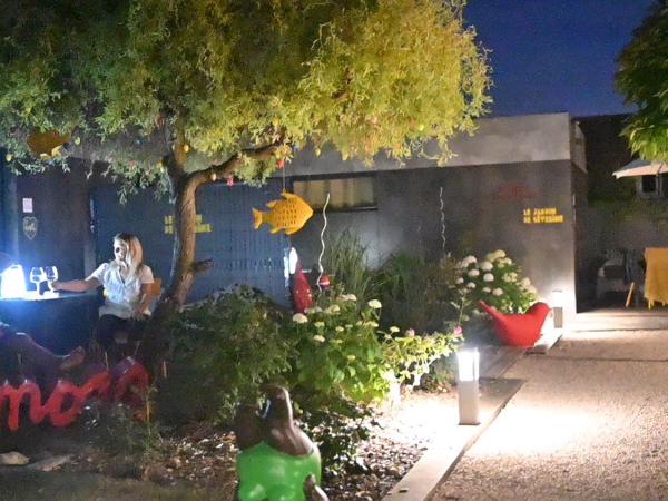 Le jardin de Séverine : photo 2 de la chambre studio - vue sur piscine