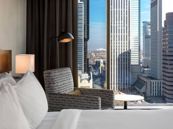AC Hotel by Marriott Denver Downtown : photo 7 de la chambre chambre d'angle avec lit king-size - vue sur ville