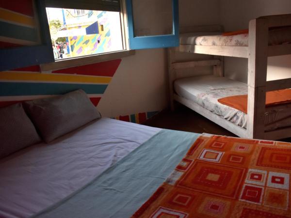 Hostel Joven casa Reggae : photo 2 de la chambre chambre quadruple avec salle de bains