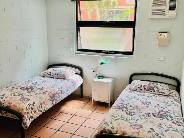 Dreamtime Hostel : photo 1 de la chambre chambre lits jumeaux avec salle de bains commune