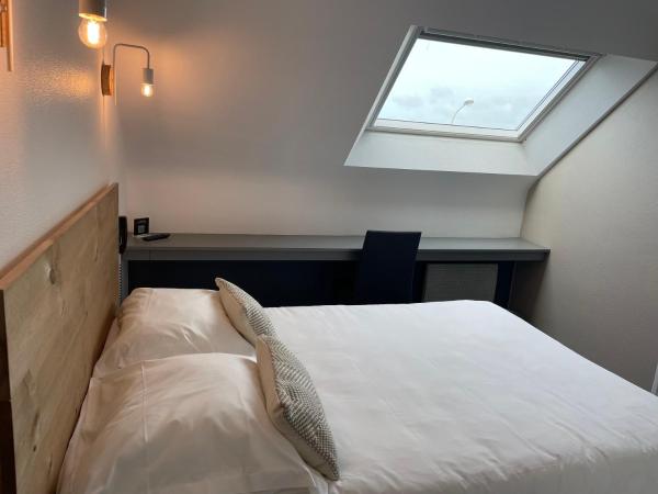 Hotel La Licorne : photo 8 de la chambre petite chambre double