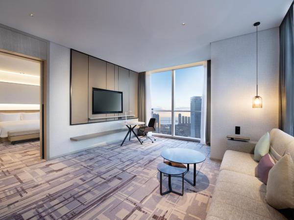 Crowne Plaza Dalian Xinghai, an IHG Hotel : photo 3 de la chambre one-bedroom king suite with ocean view - lounge access