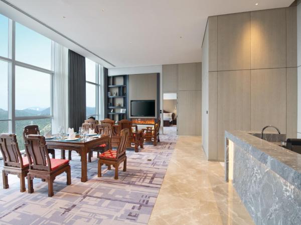 Crowne Plaza Dalian Xinghai, an IHG Hotel : photo 3 de la chambre one-bedroom suite lounge access