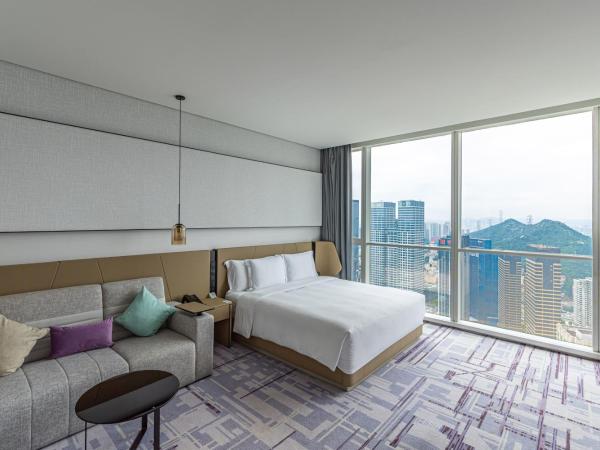 Crowne Plaza Dalian Xinghai, an IHG Hotel : photo 3 de la chambre chambre lit king-size standard avec accès au salon