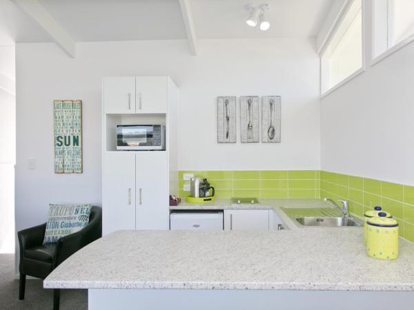 Little Haven formerly 52 on Rifle Motel : photo 9 de la chambre chambre familiale - vue sur lac