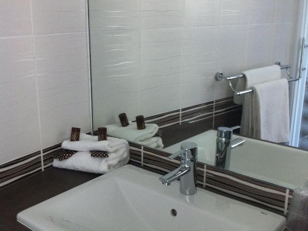 Hotel Le Revest : photo 2 de la chambre chambre familiale (2 adultes + 1 enfant)