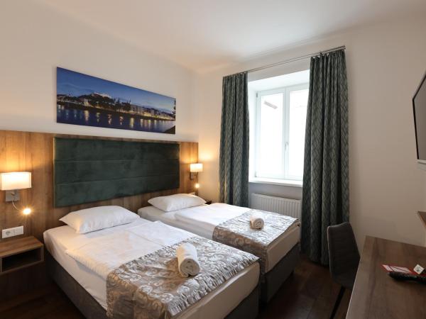 Altstadt Hotel Hofwirt Salzburg : photo 1 de la chambre chambre lits jumeaux plus-vue sur jardin