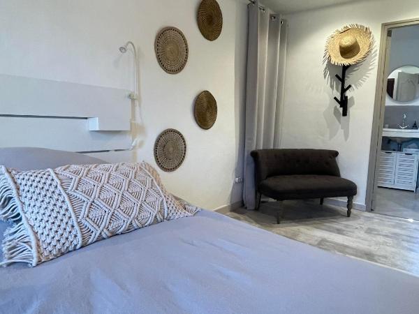 chambres d hotes Le Mas Julien piscine chauffée adult only : photo 3 de la chambre chambre double - vue sur jardin