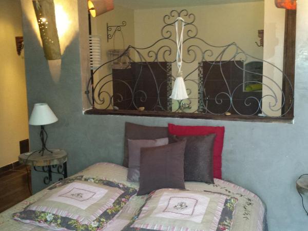 chambres d hotes ,hotel ,Secret d'une Nuit a vicq prės de valenciennes,onnaing,saint saulve avec piscine : photo 1 de la chambre chambre double avec douche et baignoire spa