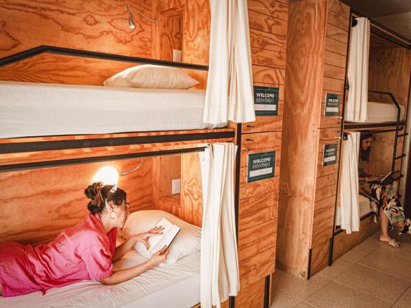 Nomads Hotel, Hostel & Rooftop Pool Cancun : photo 1 de la chambre lit dans dortoir pour femmes de 6 lits