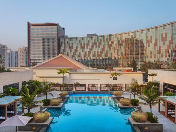 Sheraton Grand Bengaluru Whitefield Hotel & Convention Center : photo 2 de la chambre chambre lit king-size avec vue sur la piscine