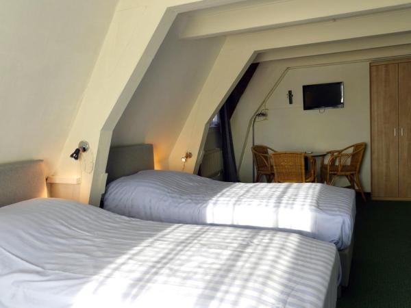 Hotel Adolesce : photo 10 de la chambre chambre double ou lits jumeaux avec salle de bains privative