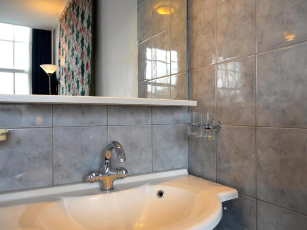 Hotel Adolesce : photo 8 de la chambre chambre double ou lits jumeaux avec salle de bains privative