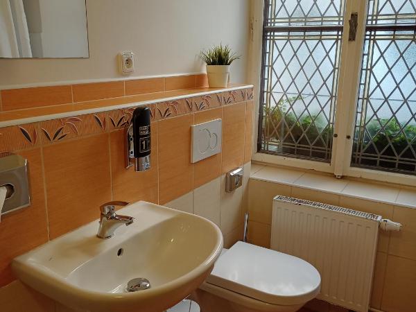 Old Prague House : photo 10 de la chambre chambre quadruple avec salle de bains privative séparée