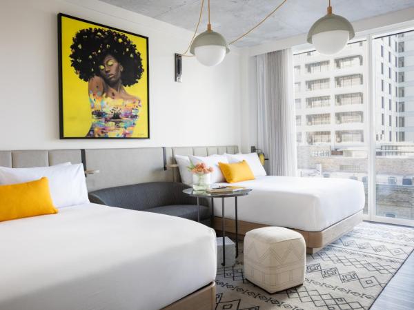 Hyatt Centric Congress Avenue Austin : photo 5 de la chambre chambre avec 2 lits queen-size et douche accessible aux personnes à mobilité réduite