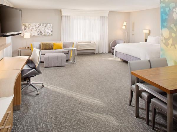 Courtyard by Marriott Sacramento Midtown : photo 1 de la chambre studio lit king-size avec canapé-lit