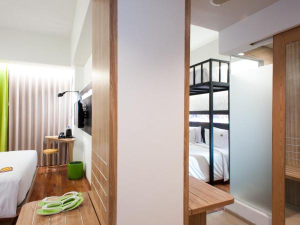 MaxOneHotels at Dharmahusada Surabaya : photo 3 de la chambre suite