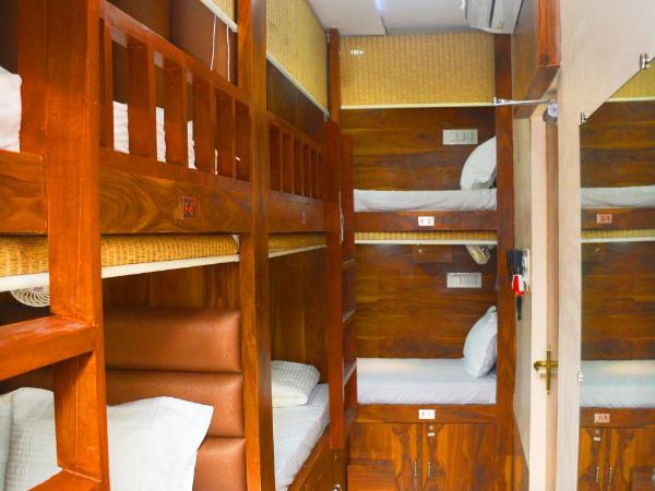 Hotel Nest N Rest - Mumbai : photo 1 de la chambre dortoir pour hommes de 6 lits