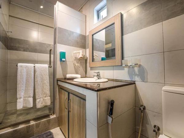 Le Grand Bleu Hotel : photo 4 de la chambre chambre deluxe